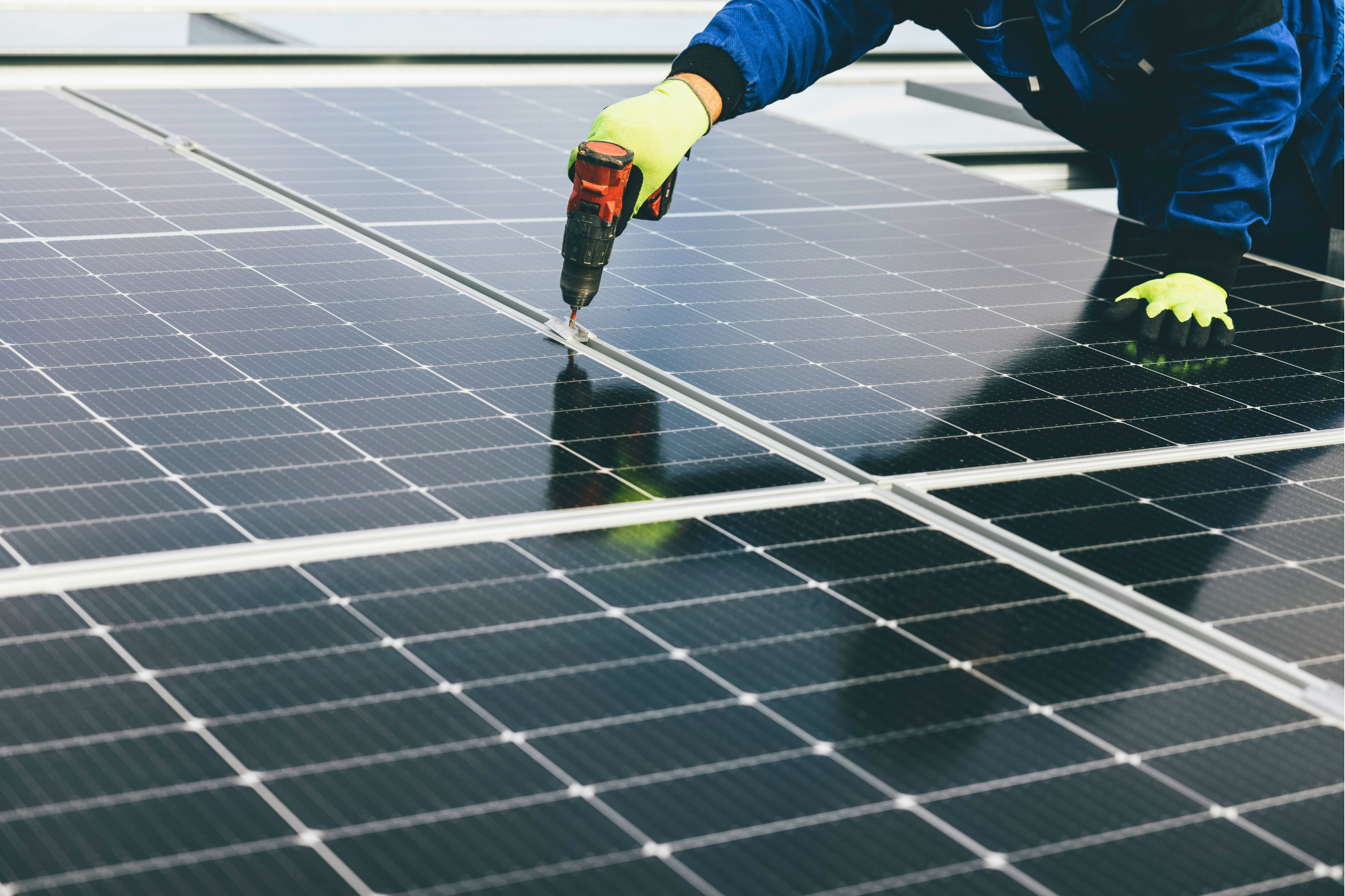 Perbedaan String Inverter Hybrid dan Microinverter Deye Mana yang Cocok untuk Anda - Deye Indonesia